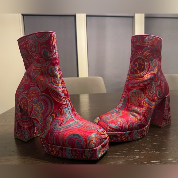 Gianni Bini Vibrant pink paisley boots - Picture 2 of 5
